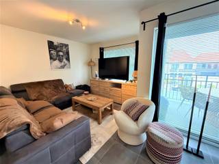 Het appartement omvat een ruime leefruimte met een open keuken die voorzien is van alle nodige toestellen. Terras voor- en achteraan.Berging met...