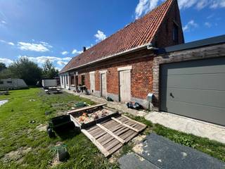 <strong>2 woningen met unieke ligging op 2180m²<br /><br />Indeling</strong><br />gelijkvloers: living, keuken, badkamer en slaapkamer<br />1e : 2 slaapkamers en zolder<br />+ garage<br /><br /><strong>Troeven:</strong>
<ul><li>rustige ligging</li><li>gekend als 2 woning (dus 2 woningen mogelijk of samenvoegen tot 1 ) </li><li>uniek verzicht</li><li>op 3min van oprit autostrade Zonnebeke</li><li>tuin met appelboom, kersenboom, vijgen, notelaars...</li></ul>
<br />deze prijs is een vanafprijs
