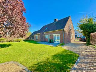 Deze open bebouwing, gebouwd in 1986, is gelegen in een super rustige kindvriendelijke woonwijk met het centrum van Evergem en de belangrijkste invalswegen om de hoek (wandel- en fietsafstand)! Met 4 ruime slaapkamers, een gezellige leefruimte &amp; een mooie zonnige tuin op een totaal perceel van 737m² komt u zowel binnen als buiten geen ruimte te kort ! <br />Op de benedenverdieping bevinden zich 2 slaapkamers, de nette badkamer en nog een handige inpandige garage met wasplaats. De extra zolderruimte kan nog verder afgewerkt worden tot 5de slaapkamer of multifunctionele ruimte indien gewenst ! <br /><br />Met een EPC-score van 261kWh m2/jaar beschikt U als koper over een zeer degelijke energieprestatie. In 2025 werd de CV-ketel op aardgas reeds vernieuwd! <br /><br />Indeling: inkomhal, apart toilet, leefruimte bestaande uit eet- en zithoek, nette keuken, 2 volwaardige slaapkamers, badkamer met bad, douche &amp; toilet en de inpandige garage. <br />1ste verdieping: 2 slaapkamers en de zolderruimte (mogelijkheden!)<br /><br />Meer info of een bezoek? Stuur gerust een e-mail naar hallo@wijsvastgoed.be, dan bellen wij u op voor een WIJS bezoek !