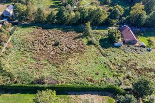 Terrain à bâtir situé en zone d'habitat à caractère rural.<br />Cadastré section D numéro 58X9P0000.<br />D'une contenance mesurée de 11 ares 57 centiares.<br />Largeur de 20m et profondeur de 59m.<br /><br />Prescriptions urbanistiques reçues de l'Administration communale en Novembre 2025 :<br />• Type de bâtiment constructible: Maison unifamiliale classique de type 4 façades.<br />• Recul par rapport aux voisins : Il est préconisé de maintenir un recul de 3 mètres entre la construction et les<br />limites latérales de la parcelle.<br />• Recul par rapport à la voirie : Le bâtiment devra respecter un recul de +- 6 mètres par rapport à la voirie.<br /><br />Le terrain se situe en zone d'assainissement collectif non opérationnel, ce qui implique l'installation de fosses septiques avant rejets.<br />La présence d'un fossé longeant la parcelle devra faire l'objet d'un comblement pour la viabilisation des terrains.<br /><br />Publicité à caractère non contractuelle et ne constituant pas une offre.