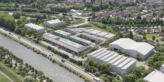 Op zoek naar een veelzijdige bedrijfsruimte op een strategische locatie? In het nieuwbouwbedrijvenpark <strong>Stek Noord</strong> zijn KMO-units beschikbaar van 144 m² tot 561 m², verdeeld over twee niveaus. Verschillende units kunnen bovendien worden samengevoegd tot grotere bedrijfsruimtes.<br /><br />De site geniet van een vlotte bereikbaarheid dankzij de zichtbaarheid vanaf de R4, de verbinding met de Gentse binnenring via de N466 en de nabijheid van de E40. Ook met het openbaar vervoer is het bedrijvenpark vlot bereikbaar.<br /><br /><strong>Functionele ruimte met tal van mogelijkheden</strong><br /><br />Deze KMO-unit van <strong>233 m² op de verdieping</strong> biedt een flexibele invulling voor uiteenlopende professionele activiteiten. Met een vrije hoogte van circa 6 meter, een sectionale poort met afzonderlijke toegangsdeur, een polybetonvloer en een lichtstraat met rookluik beschikt de ruimte over een praktische en functionele basis.<br /><br />De aanwezige raampartijen zorgen voor natuurlijke lichtinval en bieden de mogelijkheid om een kantoorruimte in te richten. Ook de logistieke toegankelijkheid is een troef: bestelwagens bereiken de verdieping rechtstreeks via een brede, verwarmde oprijhelling. Voor leveringen met een oplegger is een goederenlift voorzien.<br /><br />De units lenen zich onder meer voor gebruik als atelier, opslagruimte of ruimte voor technische activiteiten. Afhankelijk van de gewenste invulling zijn aanpassingen op maat, zoals het plaatsen van extra ramen, bespreekbaar.<br />Het bedrijvenpark wordt afgewerkt met een verzorgde groenaanleg. Bij deze unit hoort bovendien <strong>één privatieve parkeerplaats</strong>.<br /><br /><strong>Praktische informatie</strong>
<ul>
<li>Oppervlakte: 233 m²</li>
<li>Ligging: verdieping</li>
<li>Vrije hoogte: circa 6 meter</li>
<li>Parkeren: 2 privatieve parkeerplaats</li>
<li>Verwachte oplevering: tweede kwartaal 2028</li>
<li><strong>Lanceringsvoorwaarde</strong>: gratis aansluiting op de nutsvoorzieningen bij aankoop tot en met 1 december 2026.</li>
</ul>
<br />Interesse of vragen over de mogelijkheden?<br />Neem gerust contact met <strong>Simon De goque</strong> op:<br /><u><em><strong>+32 473 37 55 50</strong></em></u> of <u><em><strong>simon.dg@kmovastgoed.be</strong></em></u> <br />Wij denken graag met u mee over een oplossing op maat van uw onderneming.