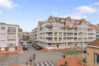 <strong>Résidence Meribel</strong><br /><br />Double emplacement de stationnement en tandem situé sur l'avenue Van Bunnen à Knokke-Heist. Il est possible d'y garer 2 voitures l'une derrière l'autre. <br />L'emplacement est facilement accessible car il est dans le prolongement de l'entrée/sortie.<br /><br />Si cet emplacement double vous intéresse, n'hésitez pas à nous contacter. <br />Ref: G743