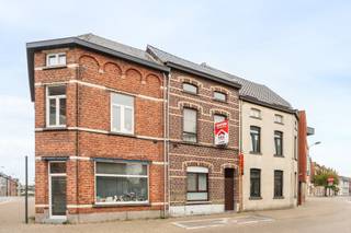 <p><strong>Ben je op zoek naar een ruime woning met 5 slaapkamers, een polyvalente ruimte en een gezellige tuin in Aalst? Gevonden!</strong></p>
<p>In een rustige en kindvriendelijke buurt, op wandelafstand van het bruisende stadscentrum, bevindt zich deze verrassend ruime woning (177m²) die doorheen de jaren tal van verbeteringen onderging. Zo werden onder meer de daken, ramen, vloeren en centrale verwarming (condensatieketel) vernieuwd.</p>
<p>Een bijzondere troef is de polyvalente ruimte achteraan de woning, bereikbaar via het overdekte terras. Deze biedt tal van mogelijkheden en kan perfect dienstdoen als atelier, werkplaats, hobbyruimte of extra opslagplaats. Daarnaast geniet je van een aangename tuin die dankzij een handig zijpoortje gemakkelijk bereikbaar is met fietsen of vuilnisbakken.</p>
<p>Bij het binnenkomen bereik je via de inkomhal een ruime voorkamer, ideaal als slaapkamer, bureau of extra berging. Verder vind je de aangename woonkamer met eetplaats en open keuken, uitgerust met een inductiekookplaat, oven, AEG-vaatwasser en SMEG-dampkap. Aansluitend bevindt zich de badkamer. Een kleine kelder biedt extra opbergruimte.</p>
<p>Op de eerste verdieping bevinden zich twee ruime slaapkamers, waarvan één met een trap naar de tweede verdieping. Ook hier vind je twee volwaardige slaapkamers.</p>
<p>Benieuwd naar de mogelijkheden van deze verrassend ruime woning? Contacteer ons snel voor een bezoek!</p>