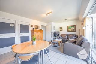 Ontdek dit instapklaar duplex appartement in een kleinschalig gebouw (9 appartementen) vlakbij het <strong>centrum van Bredene Duinen</strong> op wandelafstand van winkels, horeca, het strand en het openbaar vervoer.<br /><br />De <strong>indeling</strong> van dit appartement is als volgt:
<ul>
	<li>Inkomhal</li>
	<li>Leefruimte</li>
	<li><strong>Volledig geïnstalleerde open</strong> keuken</li>
	<li><strong>Zonnig terras</strong> aan de achterzijde van het gebouw</li>
	<li>2 <strong>extra </strong>bergruimtes</li>
	<li>2 slaapkamers</li>
	<li>Badkamer met mogelijkheid <strong>aansluiting wasmachine</strong></li>
</ul>
Tevens is er een fietsenberging aanwezig in het gebouw waar u veilig uw fietsen kunt stallen. <br /><br />Indien u meer info had gewenst of een bezoek ter plaatse aarzel niet om contact op te nemen op het nummer <strong>0495/57 45 30</strong> of via het mailadres <strong>manon.vn@caenen.be.</strong><br /> 