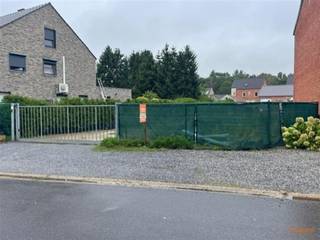 <p><span>NIEUW BIJ ANIMO VASTGOED!!</span></p><p><span>Interessant bouwperceel voor een halfopen bebouwing op een rustige locatie in Beverlo!</span></p><p><span>Droomt u van uw eigen nieuwbouwwoning op maat? Dit mooie perceel grond (aangeduid als lot 2 op het verkavelingplan) in de Rozenkransstraat te Beverlo (Beringen) biedt u tal van mogelijkheden om uw woondromen waar te maken. </span></p><p><span>Waarom kiezen voor deze locatie?</span></p><ul><li><span>Rustige en residentiële ligging:</span><span> Gelegen in een aangename, residentiële omgeving waar u geniet van de rust, maar toch vlot de omliggende faciliteiten bereikt. </span></li><li><span>Open karakter:</span><span> Het perceel leent zich perfect voor de oprichting van een halfopen woning (tweewoonst/huizengroepen volgens de voorschriften).</span></li><li><span>Ruimte en privacy:</span><span> Voldoende potentieel om een ruime gezinswoning met bijbehorende tuin en aanhorigheden te realiseren, met respect voor de groene en verzorgde omgeving. </span></li></ul><p><span>Kort samengevat (Stedenbouwkundige krachtlijnen):</span></p><ul><li><span>Bestemming:</span><span> Residentiële woningbouw.</span></li><li><span>Voorschriften:</span><span> Er is een goedgekeurd verkavelingsplan en bijhorende stedenbouwkundige voorschriften beschikbaar, wat zorgt voor een duidelijk en rechtszeker kader voor uw bouwplannen (harmonieuze inpassing qua materialen, dakhelling en bouwlijn met de omgeving). </span></li><li><span>Aanleg:</span><span> Maximale vrijheid binnen de verkavelingsnormen om uw BEN-woning of energiezuinige droomhuis te ontwerpen.</span></li></ul><p><span>Wilt u graag de plannen en de stedenbouwkundige voorschriften inkijken of bespreken wat hier mogelijk is? Neem gerust contact met ons op voor meer informatie of een ter plaatse bezichtiging = 011/220.750</span></p>