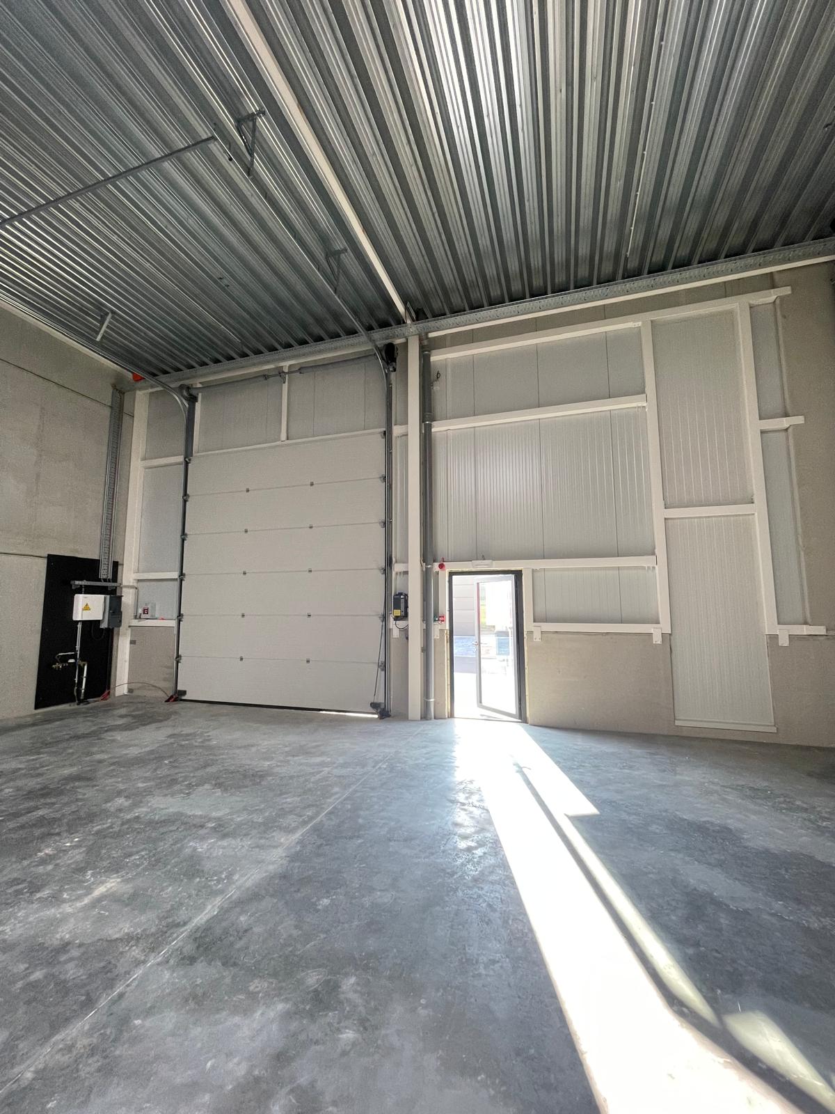 KMO-unit van 150 m² nabij de E42 - foto 4