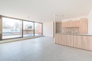 Dit BEN nieuwbouw appartement op de eerste verdieping is gelegen op de Dries te Sinaai en heeft volgende indeling: een inkomhal met gastentoilet, een ruim en lichtrijke woonkamer met aansluitend een terras van circa 30m2, een volledig gerichte keuken, 3 ruime slaapkamers, een badkamer met inloopdouche en toilet en een ruime berging/wasplaats. Vloerverwarming via warmtepomp in combinatie met zonnepanelen. Verder beschikt het appartement nog over een carport met mogelijkheid voor aansluiting van een laadpaal, een gemeenschappelijke fietsenberging en een afvalberging. Lift aanwezig. Algemene kost van 50 Euro/maand. Beschikbaar vanaf 01/09