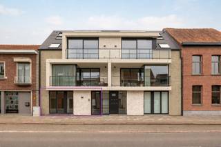 <p><strong>Instapklaar nieuwbouwappartement</strong> met <strong>tuin </strong>in Putte – <strong>onmiddellijk beschikbaar</strong>!<br /><br />Bent u op zoek naar een <strong>nieuwbouwappartement zonder lange wachttijd</strong>?<br />Dan is dit <strong>centraal gelegen gelijkvloers appartement</strong> precies wat u zoekt!<br /><br /><strong>Indeling</strong><br /><br />Via de gemeenschappelijke inkomhal bereiken we het appartement.<br /><br />De <strong>private inkomhal</strong> geeft toegang tot de <strong>lichtrijke leefruimte met open, volledig geïnstalleerde keuken</strong>. Dankzij de <strong>grote raampartijen</strong> geniet u hier van een aangename lichtinval en een mooi zicht op het <strong>terras en de privatieve tuin</strong>.<br /><br />Verder beschikt het appartement over:</p>
<ul>
<li>
<p>een <strong>praktische berging/technische ruimte</strong> met aansluiting voor wasmachine</p>
</li>
<li>
<p>een <strong>ruime badkamer</strong> uitgerust met dubbele lavabo en inloopdouche</p>
</li>
<li>
<p>een apart <strong>gastentoilet</strong></p>
</li>
<li>
<p><strong>twee volwaardige slaapkamers</strong></p>
</li>
</ul>
<p><br /><strong>Extra informatie</strong><br /><br />✔ <strong>E-peil 13</strong> – <strong>50% korting op de onroerende voorheffing gedurende 5 jaar</strong><br />✔ Ondergrondse <strong>autostaanplaats </strong>apart aan te kopen (€25.000 excl. kosten)<br />✔ <strong>Ventilatiesysteem type D</strong><br />✔ <strong>Vloerverwarming </strong>met passieve koeling<br />✔ Individuele meters<br />✔ Aankoop mogelijk aan <strong>6% btw</strong> (onder voorwaarden)<br /><br /><strong>Interesse</strong>?<br /><br />Laat deze opportuniteit niet aan u voorbijgaan!<br />📞 03/568 03 03<br />✉️ info@vastgoed03.be<br />👉 www.vastgoed03.be – plan vandaag nog uw bezoek!</p>