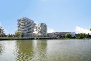 Welkom in Residentie Windsor, deel van het prestigieuze project Waterfront, gelegen op een toplocatie aan de Zuidkaai in het bruisende hart van Waregem. Op de 9de verdieping wacht u een uniek en stijlvol afgewerkt appartement met adembenemend verzicht over Waregem en de groene omgeving. Geniet van rust, ruimte en luxe, op wandelafstand van winkels, horeca, openbaar vervoer en recreatiezones langs het water.<br /><br />✨ <u><strong>Exquise afwerking & doordachte indeling</strong></u><br /><br />Dit BEN-gekeurde appartement (E-peil 40) werd tot in de puntjes afgewerkt met hoogwaardige materialen en biedt u alle comfort en esthetiek die u verwacht van modern wonen:<br />📐 Inkomhal met ingemaakte vestiairekasten en gastentoilet<br />🛏️ 2 ruime slaapkamers met op maat gemaakte kasten<br />🛋️ Leefruimte met open keuken, eetplaats en gezellige zithoek<br />🍽️ Volledig uitgeruste designkeuken met kwalitatieve toestellen<br />🛁 Luxe badkamer met ligbad, inloopdouche, dubbel lavabomeubel, toilet en veel bergruimte<br />🧺 Technische berging/wasruimte<br />☀️ Zomerterras met prachtig uitzicht, toegankelijk via grote schuiframen<br />🌳 Massieve parketvloeren, designverlichting en volledig geschilderd interieur<br />💧Waterontharder<br />🅿️ 3 ondergrondse parkeerplaatsen (gelegen naast elkaar, verdieping -2)<br />⚡ Oplaadpunt voor elektrische wagens<br />🚴♂️ 2 privatieve fietsenstaanplaatsen op -1<br /><br />📦 2 privatieve kelderbergingen op -2 VERPLICHT AAN TE KOPEN (7.500,00 euro/berging)<br />🚗 Mogelijkheid tot aankopen van 3 autostaanplaatsen (20.000,00 euro/autostaanplaats)<br /><br />🏡 <u><strong>Waarom dit appartement?</strong></u>
<ul>
<li>Zuidgerichte oriëntatie met volop lichtinval</li>
<li>Uniek uitzicht over de stad en natuur</li>
<li>Residentiële toplocatie aan het water, nabij alle voorzieningen</li>
<li>Instapklaar – volledig afgewerkt en geschilderd</li>
<li>Energiezuinig – conforme BEN-woning (40 kWh/m²/jaar)</li>
</ul>
<br />Grijp deze unieke kans om te wonen in een exclusief appartement op één van de mooiste locaties in Waregem. Interesse? Neem vandaag nog contact op voor een bezoek – en laat u betoveren door dit uitzonderlijke pand! 🏙️✨ Contacteer <strong>Dominique +32 476 77 31 31</strong> voor een afspraak of meer info!<br />