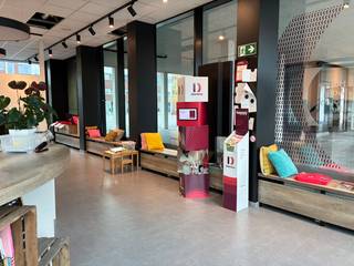 <h3><strong>Modern handelspand van 120 m² te huur in het centrum van Waregem</strong></h3>
<p>Op zoek naar een <strong>ruim, modern en centraal gelegen handelspand</strong> voor jouw zaak?<br />Dit prachtige pand van maar liefst <strong>120 m²</strong> biedt een uitstekende zichtbaarheid en een ideale ligging in het hart van <strong>Waregem</strong>.</p>
<p>Het pand bevindt zich op een <strong>strategische hoeklocatie</strong>, waardoor het langs meerdere zijden geniet van een grote visibiliteit. Dankzij de <strong>grote raampartijen rondom</strong> komt er bijzonder veel natuurlijk licht binnen en is het pand perfect geschikt voor uiteenlopende commerciële activiteiten.<br />De <strong>hoge plafonds</strong> zorgen voor een ruimtelijk en hedendaags gevoel en geven het geheel een moderne, stijlvolle uitstraling.</p>
<p> </p>
<p><strong>Troeven:</strong></p>
<ul><li>&#128208; Oppervlakte van ca. <strong>120 m²</strong></li><li>&#128205; <strong>Zeer centrale ligging</strong> in het centrum van Waregem</li><li>&#127970; <strong>Moderne uitstraling</strong></li><li>↕️ <strong>Hoge plafonds</strong></li><li>&#129695; <strong>Grote raampartijen rondom</strong></li><li>&#128064; <strong>Uitstekende zichtbaarheid dankzij de hoekligging</strong></li><li>☀️ Veel natuurlijke lichtinval</li><li>&#128188; Geschikt voor diverse commerciële doeleinden</li></ul>
<p><br />Een <strong>unieke commerciële locatie</strong> voor ondernemers die op zoek zijn naar een modern pand met uitstraling, ruimte en maximale zichtbaarheid.</p>
<p><br /><strong>Interesse? Neem gerust contact op voor meer informatie of een bezoek ter plaatse.<span></span></strong></p>
