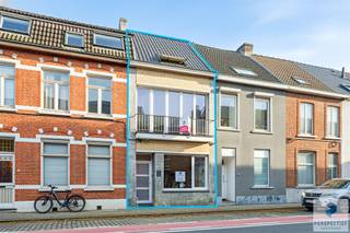 Aan het centrum van Sint-Kruis vinden we deze gerenoveerde woning met tuin. De woonst werd in 2024 vernieuwd en biedt verrassend veel...