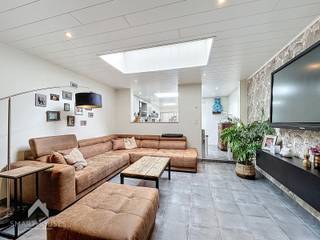 Centraal gelegen woning bestaande uit een inkomhal, bureel/polyvalente ruimte, gezellige leefruimte met eet-en zithoek, ruime uitgeruste keuken met eetplaats, praktische was/bergplaats met afzonderlijk toilet en een aangelegde tuin met terras. Op de 1ste verdieping is een ruime slaapkamer, ingerichte badkamer (douche, ligbad, toilet en lavabomeubel), nachthal met ingemaakte kasten en een vaste trap naar de 2de verdieping die uitgerust is met een tweede en derde slaapkamer.<br /><br />Extra troeven:<br />- Energiezuinig (geen renovatieplicht)<br />- Conforme keuring elektriciteit<br />- Dubbele beglazing (PVC) met rolluiken<br />- Bruikbare vloeroppervlakte van 150m²<br />- Parkeergelegenheid voor de woning<br />- In de nabijheid van scholen, winkels, het centrum en openbaar vervoer<br />- Instapklaar<br /><br />Deze woning is te koop ZONDER makelaar via het concept van Smart Houses! Verdere inlichtingen of bezoek? Contacteer rechtstreeks de eigenaar via 0494/44.96.01