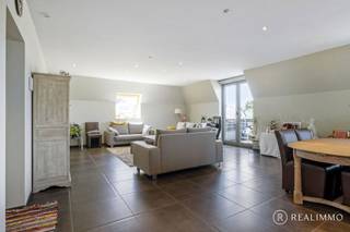 Deze uitzonderlijk ruime en magnifiek afgewerkte penthouse is gelegen nabij het centrum van Dottenijs (deelgemeente van Moeskroen), dicht bij alle nodige voorzieningen.<br />Dankzij de uitstekende ligging en vlotte bereikbaarheid bevindt u zich op slechts 3 minuten van de E17 en E403 en op 15 minuten van Kortrijk, Moeskroen en Doornik.<br />Indeling: Ruime inkomhal met apart toilet, drie volwaardige slaapkamers waarvan één met aparte dressing en doucheruimte.<br />Daarnaast is er een tweede badkamer uitgerust met ligbad, toilet, dubbele wastafel en Italiaanse douche.<br />Verder beschikt het appartement over een praktische wasruimte en een lichtrijke woonkamer met zithoek, eetplaats en een volledig geïnstalleerde open keuken.<br />Bovendien geniet deze eigendom van een privatieve, volledig afgesloten parkeerplaats en een gezellig terras.<br /><br />EPC: 153 kWh/m²/jaar – zeer energiezuinig.<br />Verwarming: centrale verwarming op aardgas met vloerverwarming.<br /><br /><strong>Troeven:</strong>
<ul>
<li>Conforme elektriciteit</li>
<li>2 badkamers </li>
<li>Ruime bewoonbare oppervlakte</li>
<li>3 slaapkamers</li>
<li>Vloerverwarming</li>
<li>Uitstekende bereikbaarheid</li>
<li>Privatieve parkeerplaats</li>
<li>Ruim terras</li>
</ul>
Een absolute topper met tal van extra’s!<br /><br /><strong>Interesse?</strong><br />Contacteer Realimmo via aaron@real-immo.be of 0471 89 28 25.