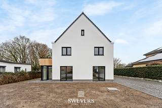 Interesse? Meer informatie op www.SWEVERS.be. - In een rustige, kindvriendelijke straat in het gegeerde Zonhoven bevindt zich deze volledig...