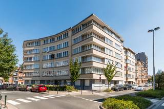 1040 Etterbeek (Place du Roi Vainqueur 13) - Ideaal gelegen aan de Place du Roi Vainqueur met een prachtig vrij uitzicht, biedt Trevi u een mooi appartement met 3 slaapkamers van ± 112 m². Het appartement bestaat uit een inkomhal/garderobe, een ingerichte keuken met toegang tot het balkon, een ruime, lichte woonkamer van ± 30 m² op het westen, een nachthal, 3 slaapkamers, een badkamer en een toilet. In de kelder: fietsenstalling, vuilnisruimte en 1 eigen kelderruimte. PVC-ramen met dubbele beglazing. EPB: F (306 kWh/m²/jaar en 61 kg CO₂/m²/jaar). Het appartement is momenteel verhuurd sinds 01/02/2022 tegen een basishuurprijs van 1050 € / maand + 180 € / maand aan bijkomende kosten (eigen verwarming, warm en koud water, en verbruik van de gemeenschappelijke ruimtes). Eigen bewoning mogelijk met een opzegtermijn van 6 maanden. Meer informatie en bezichtigingen aanvragen bij Louis op 0477 57 98 87 of per e-mail LMEERT@TREVI.BE