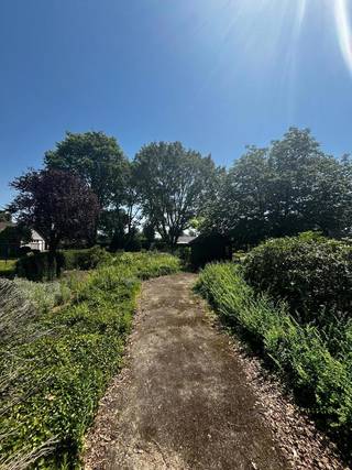 <p>Ben je op zoek naar een mooie bouwgrond in een groene omgeving in ’t Herent? Deze locatie staat gekend om haar residentiële karakter, met een vlotte bereikbaarheid en nabijheid van het centrum, winkels en scholen. Bovendien ligt het perceel vlakbij het Kolis en wandel je van hieruit zo de omliggende bossen in.<br /><br />Het perceel is geschikt voor het realiseren van een open bebouwing, met voldoende mogelijkheden voor een comfortabele woning en tuin.<br />Bouwvoorschriften:<br />- Gelijkvloers: 12 m breed en 17 m diep<br />- Verdieping: 12 m breed en 12 m diep<br /><br />De woning zoals afgebeeld kan gerealiseerd worden in samenwerking met AVL Woningbouw.<br /><br />Interesse? Contacteer ons en we helpen je dichtblij verder.</p>