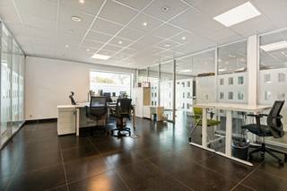 Deze ruime kantoorruimte is ideaal gelegen in het centrum van Stabroek, met openbaar vervoer, belangrijke verbindingswegen en de op- en afrit van...