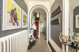 <p>Op zoek naar een ruime gezinswoning met tal van mogelijkheden? Dan is deze karaktervolle woning in Deinze zeker een bezoek waard.<br /><br />Via de inkomhal betreedt u de gezellige leefruimte, die aansluit op de keuken. Op het gelijkvloers bevinden zich daarnaast nog verschillende praktische ruimtes die volledig naar eigen wens kunnen worden ingericht, zoals een bureauruimte, hobbyruimte of berging.<br /><br />Op de eerste verdieping vindt u drie volwaardige slaapkamers en de badkamer. De tweede verdieping biedt nog twee extra slaapkamers, waardoor de woning in totaal beschikt over maar liefst vijf ruime slaapkamers. Ideaal voor grote gezinnen, thuiswerkers of wie graag extra ruimte heeft voor een dressing, hobbykamer of logeerkamers.<br /><br />Een absolute meerwaarde is de mogelijkheid tot een uitgang langs de achterzijde via de garages, wat zorgt voor extra toegankelijkheid en praktisch comfort. Deze troef is zeldzaam bij dit type woning.<br /><br />Dankzij de solide constructie, de ruime bewoonbare oppervlakte en het gunstige EPC-label C vormt deze woning bovendien de ideale basis om verder te moderniseren en volledig naar eigen smaak af te werken.<br /><br />Troeven:<br /><br />5 volwaardige slaapkamers<br />Mogelijkheid tot achteruitweg via de garages<br />Gunstig EPC-label C<br />Ruime bewoonbare oppervlakte<br />Veel renovatie- en inrichtingsmogelijkheden<br />Centrale ligging nabij winkels, scholen en openbaar vervoer<br /><br />Interesse in deze ruime woning met tal van mogelijkheden? Contacteer Immo Beguin vandaag nog voor een bezoek en ontdek zelf alles wat deze eigendom te bieden heeft.<br /><br />Immo Beguin – jouw vastgoedexpert sinds 2009<br />Kantoren in Ronse, Waregem, Kortrijk, Deinze, Doornik en Lessines.<br /><br />Meer info of een bezoek aanvragen via pieter@immobeguin.be.</p>