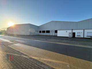Riant bedrijfsgebouw van +- 7500 m² met magazijnruimte en kantoren te huur op uitstekende locatie op amper 800m van de Steenweg Deinze...