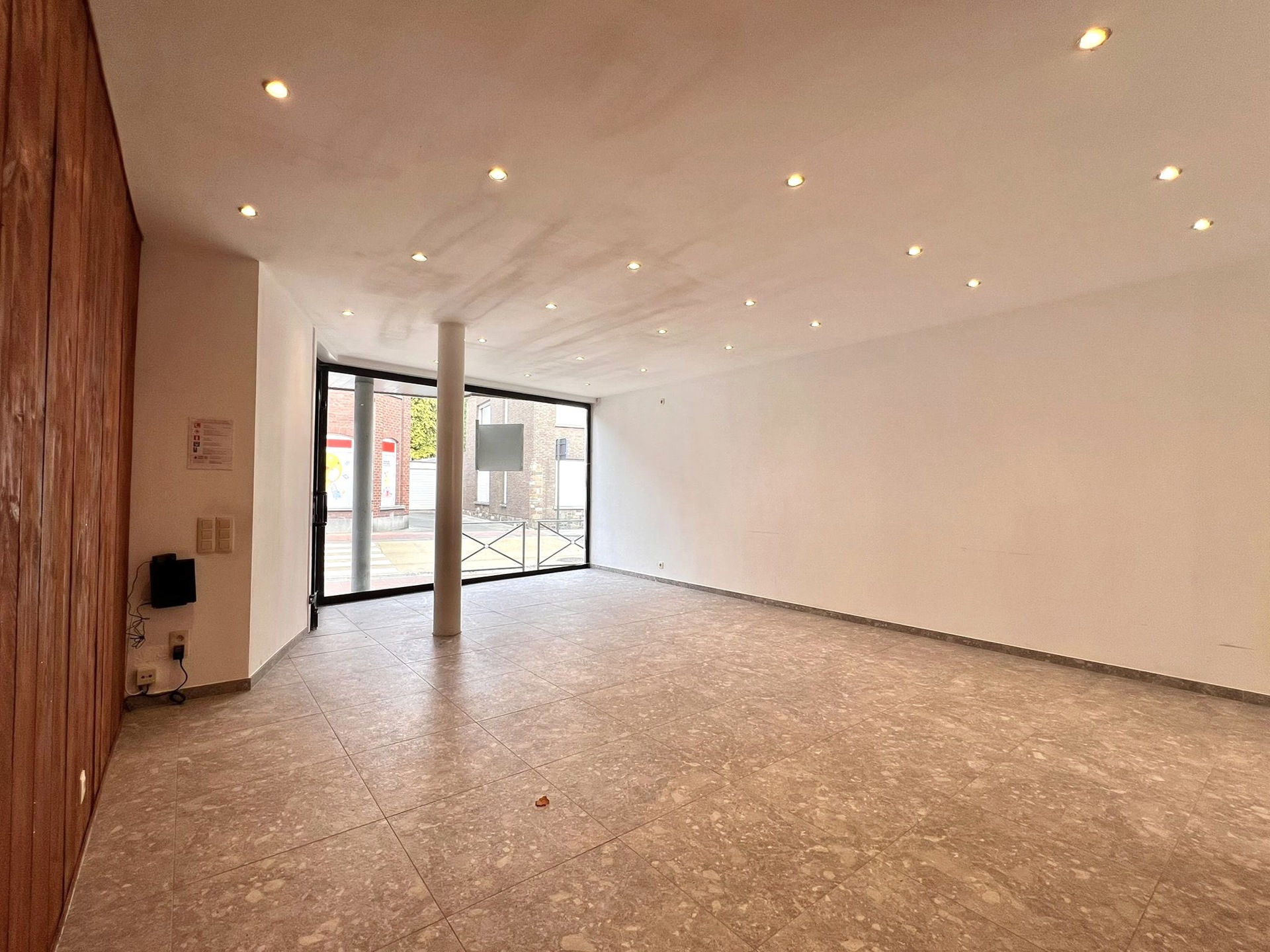 IDEALE OPBRENGSTEIGENDOM HANDELSRUIMTE + 2 APP& ONDERKELDERD - foto 5