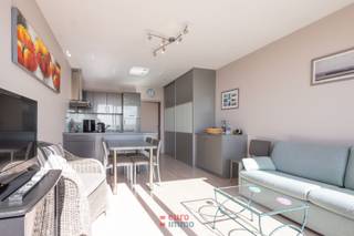 Ce studio se distingue avant tout par ses vues exceptionnelles : le quartier des villas, la halle aux draps, le monument Albert, la tour de l’Yser à Dixmude… autant de panoramas que vous pouvez admirer depuis votre terrasse et même depuis le séjour !<br /><br />L’emplacement est tout aussi remarquable. À deux pas de la plage, avec les dunes à vos pieds, vous profitez ici de tout : une balade à vélo, une flânerie dans la rue commerçante ou encore un bon dîner au restaurant, tout est possible !<br /><br />Le studio comprend un coin nuit avec lits superposés, une salle de bains, une cuisine ouverte, un vaste séjour et une belle terrasse. Orientée plein sud, celle-ci vous permet de profiter du soleil pratiquement toute la journée.<br /><br />PEB : 100.
