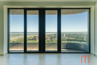<strong>Un cadre de vie exclusif sur l’Oosteroever à Ostende</strong><br /><br />À la recherche d’un <strong>appartement de luxe à louer à Ostende avec vue sur la mer</strong> ?<br />Ce magnifique appartement de 2 chambres est situé au <strong>16e étage de l’Ensor Tower</strong>, sur le prestigieux <strong>site de l’Oosteroever</strong> à Ostende.<br />Grâce à son emplacement exceptionnel, à son confort résidentiel moderne et à sa <strong>vue époustouflante sur la mer et la plage</strong>, cet appartement offre une expérience de vie unique sur la côte belge.<br /><br /><strong>Un espace de vie spacieux et lumineux avec vue sur la mer</strong><br />L’appartement dispose d’un <strong>séjour lumineux et spacieux</strong> avec un accès direct à une terrasse.<br />De grandes baies vitrées apportent une abondance de lumière naturelle et offrent une magnifique vue panoramique.<br />La combinaison de l’espace, de la tranquillité et de la vue sur la côte fait de cet espace de vie l’endroit idéal pour se détendre et profiter pleinement de la <strong>vie côtière à Ostende</strong>.<br /><br /><strong>Cuisine moderne entièrement équipée</strong><br />La cuisine contemporaine est <strong>entièrement équipée</strong> et constitue un espace à la fois élégant et fonctionnel pour ceux qui aiment cuisiner. Ses finitions modernes s’accordent parfaitement avec le caractère luxueux de l’appartement.<br /><br /><strong>2 chambres spacieuses avec terrasse orientée au soleil</strong><br />L’appartement dispose de <strong>deux chambres spacieuses</strong>. La chambre principale bénéficie d’un <strong>dressing privatif</strong> et, tout comme la deuxième chambre, donne accès à une <strong>terrasse orientée au soleil</strong>.<br />Les terrasses apportent une dimension supplémentaire au confort de vie et sont idéales pour profiter du soleil le matin ou se détendre agréablement après une longue journée.<br /><br /><strong>Salle de bains confortable et espace de rangement pratique</strong><br />La salle de bains moderne est élégamment aménagée et dispose d’une <strong>grande douche à l’italienne</strong>. L’appartement comprend également une toilette séparée ainsi qu’un vaste espace de rangement, offrant un confort supplémentaire au quotidien.<br /><br /><strong>Box de garage possible</strong><br />Pour les personnes venant en voiture, il est possible de <strong>louer un box de garage à proximité immédiate</strong>.<br />Cet appartement combine ainsi luxe, confort et excellente accessibilité.<br /><br /><strong>Un cadre de vie exclusif sur la côte belge</strong><br />L’<strong>Oosteroever à Ostende</strong> est un environnement résidentiel moderne et attrayant où l’architecture contemporaine, la tranquillité et la proximité de la mer se rencontrent.<br /><br />Cet <strong>appartement de luxe à louer à Ostende</strong> convient donc parfaitement à ceux qui recherchent un logement de qualité et confortable avec <strong>vue sur la mer et la plage</strong>, de spacieuses terrasses et un emplacement prestigieux.<br /><br /><strong>Caractéristiques principales</strong><br /><span><strong>Disponible à partir du :</strong> 1er décembre 2026</span><br /><span><strong>84 m² de surface habitable + 19 m² de terrasses</strong></span><br /><span>Vue <strong>époustouflante sur la mer et la plage</strong></span><br /><span><strong>PEB : label A</strong></span><br /><span>Année de construction : <strong>2021–2022</strong></span><br /><span>Chauffage via <strong>raccordement au réseau de chaleur</strong></span><br /><span>Box de garage possible à proximité immédiate : 175 euro par mois<br />Provision sur les charges : 110 euro par mois</span><br /><br /><strong>Une opportunité unique de vivre dans le luxe sur l’Oosteroever à Ostende, avec vue sur la mer, de spacieuses terrasses et tout le confort d’un appartement moderne de construction récente.</strong>
