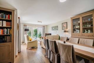 Net onderhouden gezinswoning met 4 slaapkamers, inpandige garage en tuin met vergunde blokhut, op een centrale ligging in...