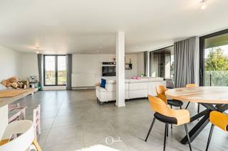 <p>In het centrum van Nevele bevindt zich dit bijzonder ruime en recent appartement, waar wooncomfort, licht en een uitstekende ligging samenkomen. Gelegen boven de beste beenhouwerijvan België geniet je hier van een centrale locatie, met winkels, scholen en alle dagelijkse voorzieningen op wandelafstand.</p>
<p>Bij het binnenkomen valt meteen het royale ruimtegevoel op. De uitzonderlijk ruime leefruimte biedt alle mogelijkheden voor een gezellige zithoek en een volwaardige eetplaats. De rechtstreekse toegang tot het terras zorgt bovendien voor een aangename verbinding tussen binnen en buiten.</p>
<p>De open, volledig geïnstalleerde keuken sluit naadloos aan op de leefruimte. Aansluitend bevindt zich een praktische berging die extra opbergruimte biedt.</p>
<p>Met maar liefst drie volwaardige, ruime slaapkamers is dit appartement ideaal voor wie graag ruimte heeft. De badkamer is uitgerust met zowel een ligbad als een douche. Een afzonderlijke wasruimte/berging zorgt voor bijkomend praktisch comfort.</p>
<p>Ook buiten is het aangenaam vertoeven dankzij de 2 terrassen, een absolute meerwaarde midden in het centrum.</p>
<p><b>Een verrassend ruim appartement waar comfort, functionaliteit en een centrale ligging perfect samenkomen.<br /><span><strong><span>Interesse?</span></strong><br /><span>Contacteer<strong> Philippe Van Peteghem </strong>via 0491/97.12.19<strong> </strong>of<strong> philippe@valorvastgoed.be </strong>voor meer info of een vrijblijvende bezichtiging.<br />Bezoek <strong>uitsluitend</strong> op afspraak via VALOR VASTGOED. Gelieve de medewerkers van de beenhouwerij hiervoor <strong>NIET</strong> te storen!<br /></span></span></b><span><br /><span>Domicilie verplicht</span><br /><span>Huurwaarborg: 3 maanden via Korfine</span></span><b><br /></b></p>