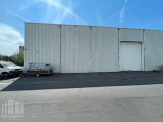 Deze functionele <strong>magazijnruimte</strong> met een oppervlakte van <strong>1.030 m²</strong> is uitstekend gelegen in de <strong>industriezone Pathoekeweg</strong>.<br /><br />De loods beschikt over een vrije hoogte van 5,25 m tot 7,40 m en is toegankelijk via 2 automatische sectionale poorten (5,47 m H x 4,77 m B) en ( 4,64 m H x 4,25 m B). Verder is de ruimte uitgerust met 2 laadkades, een duurzame polybetonvloer, TL-verlichting, een lichtstraat, stadswater en een 380V-elektriciteitsaansluiting.<br /><br />Dankzij de strategische ligging nabij de Expresweg (N31) geniet u van een vlotte verbinding naar de A11, E40 en E403, wat zorgt voor een uitstekende bereikbaarheid.<br /><br />Op de verharde site is er bovendien ruime parkeer- en manoeuvreerruimte beschikbaar.<br />Eventueel ook afzonderlijk te huren.<br /><br />Contacteer <strong>PANORAMA B2B</strong> voor bijkomende (technische) inlichtingen, plannen of een vrijblijvend plaatsbezoek <strong>0479 70 70 73</strong>.