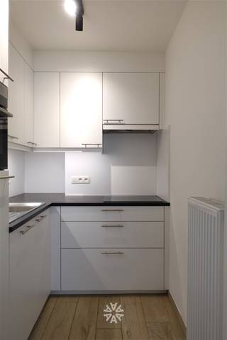 <p><span>GENT - Monterreystraat 2: Op zoek naar een </span><span>instapklaar gelijkvloers appartement omgeving Citadelpark </span><span>te huur in Gent? Dan is dit pand mogelijk iets voor u.</span></p><p><span> </span></p><p><span>De belangrijkste troeven:</span></p><ul><li><span>Optie tot bemeubeld (tafel, stoelen, salontafel, bed, kasten ...)</span></li><li><span>Rustig en centraal gelegen, goed bereikbaar en op fietsafstand van het station</span></li><li><span>inclusief kelderberging</span></li></ul><p><span> </span></p><p><span>Indeling:</span><span> </span></p><p><span>Inkomhal, Leefruimte met aansluitend geïnstalleerde keuken (inductie kookplaat, dampkap, spoelbak, combi oven/microgolf, koelkast met vriesvak, vaatwasmachine), slaapkamer. Badkamer met combi bad/douche, toilet en aansluiting voor een kleine wasmachine. Inclusief fietsenberging en kelderberging.</span></p><p><span> </span></p><p><span>Beschikbaar vanaf 01/03/2026. Domicilie verplicht.</span></p><p><span>Huurprijs: € 875 + €50 (waarvan €25 provisie algemene kost + €25 provisie water) EG afzonderlijk af te rekenen. </span></p><p><span> </span></p><p><span>Neem contact op met ons kantoor voor een bezoek ter plaatse via onze website: www.axellenaerts.be</span></p><p><span> </span></p>