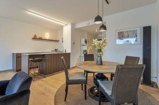 <p><span>Instapklaar gelijkvloers appartement in het prestigieuze woonproject Jan Turpin Fase 5</span></p><p><span>Ontdek dit prachtige gelijkvloerse appartement in het alom geprezen woonproject Jan Turpin Fase 5. Dit recente appartement verkeert in quasi nieuwstaat en is afgewerkt met oog voor comfort, kwaliteit en ruimte.</span></p><p><span>De absolute blikvanger is de uitzonderlijk ruime leefruimte van meer dan 40 m², die dankzij haar open indeling een aangename en lichtrijke woonbeleving biedt. Het appartement omvat een inkomhal, gastentoilet, royale woonkamer, volledig uitgeruste keuken, nachthal, praktische berging, een ruime slaapkamer met rechtstreekse toegang tot het achterliggende terras en een inpandige badkamer met douche.</span></p><p><span>Daarnaast geniet u van een zonnig terras en een private tuin, ideaal om in alle rust te ontspannen. Het appartement wordt volledig gemeubeld verkocht, waardoor het meteen klaar is voor eigen bewoning of verhuur.</span></p><p><span>Een ondergrondse berging is inbegrepen in de prijs. Optioneel kan een garage worden aangekocht voor 60.000.</span></p><p><span>Momenteel is het appartement verhuurd op jaarbasis en beschikbaar vanaf eind september 2026.</span></p><p><span>Een unieke opportuniteit voor wie op zoek is naar een kwalitatieve, instapklare woning of een zorgeloze investering in een van de meest gewaardeerde residentiële projecten van de regio.</span></p>