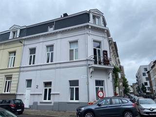 Ruime hoekwoning op toplocatie gelegen nabij Den Bell. Op het gelijkvloers is er een inkomhal met toilet. Tevens is er een open ingerichte keuken met 5-pits gasfornuis met oven, vaatwasser, dampkap en SMEG ijskast. Op de tussenverdieping is er een super gezellige zitruimte met zicht op de keuken. Op de eerste verdieping is er een grote en praktische overloop met aan de ene kant een bureau/kleine slaapkamer en een grote slaapkamer aan de andere kant. Op de tweede verdieping is er een badkamer met inloopdouche, dubbele lavabo en toilet alsook een tweede grote slaapkamer en een dressing. Deze super gezellige woning is vrij vanaf 1/11/26. Ook ideaal voor co-housing.