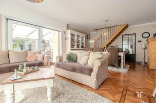 Zeer verzorgde, instapklare, volledig gerenoveerde open bebouwing met 5 slaapkamers.STARTPRIJS: Elk bod boven deze startprijs, wordt voorgelegd aan de eigenaars, die al dan niet kunnen in gaan op dit aanbod.Deze prachtige open bebouwing gelegen op een rustige locatie werd in 2022 volledig gerenoveerd (nieuw dak, ramen, elektriciteit …)Dankzij de zonnepanelen en de gunstige epc score kunt u bovendien genieten van een energiezuinige woning.De woning biedt een ruime en praktische indeling met maar liefst 5 slaapkamers, waarvan 2 en de ruime dressing op het gelijkvloers, ideaal voor grote gezinnen of voor wie levenslang comfortabel wil wonen of extra ruimte zoekt voor een praktijk, bureel of hobbyruimte.Eveneens op het gelijkvloers is de badkamer die opgetrokken is met kwalitatief materiaal en apart toilet.Het hart van de woning is de eigentijdse, volledig uitgeruste keuken die naadloos overgaat in de sfeervolle leefruimte met houtkachel die zorgt voor extra karakter.Aansluitend hebben we ruime veranda met screens die het hele jaar zorgt voor een extra leefruimte om te ontspannen en dit met uitzicht op de tuin en terrassen.Buiten vindt u de volledig afgesloten aangelegde tuin, ruime oprit met carport, een praktische buitenwerkplaats, een gezellige buitenkeuken, overdekt terras en de sfeervolle serre voor de echte tuinliefhebber!Kortom, dit is een woning waar rust, comfort en uitstraling samenkomen, energiezuinig, kwalitatief afgewerkt en dit alles op een rustige ligging,Een unieke kans die u niet mag missen!Voor meer informatie contacteer Regine: 0493 112 050 - regine@correctvastgoed.be👉 Online schattingstool: https://www.correctvastgoed.be/schatting