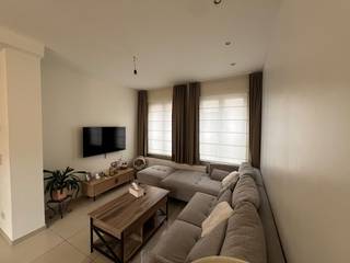 Instapklare gezinswoning met 3 slaapkamers, hartje Eeklo. <br /><br /><br />Wonen op wandelafstand van alles wat u nodig hebt, en toch thuiskomen in alle rust. Deze verzorgde woning van 125m² met drie ruime slaapkamers ligt op enkele passen van de markt van Eeklo, met winkels, horecazaken, scholen en een fitnesscentrum vlakbij. Alles binnen handbereik, zonder de auto te moeten nemen. <br /><br /><br /><br />Gelijkvloers <br /><br /><br />Bij binnenkomst wacht een inkomhal met apart gastentoilet. Van daaruit stapt u zo de lichtrijke, open leefruimte binnen: een gezellige zithoek, een aparte eetplaats en een volledig uitgeruste keuken met vaatwas, koelkast en oven. een praktische berging/ wasplaats houdt wasmachine en droger uit het zicht en biedt extra opbergruimte. Achteraan geniet u van een ruim koertje, ideaal voor een rustig moment buiten. <br /><br /><br />Eerste verdiep<br /> <br /><br />Hier vindt u de aangename masterbedroom met eigen dressing. Een apart toilet en een ruime badkamer met dubbel lavabomeubel, bad én aparte douche maken de drukke ochtenden een stuk aangenamer, want u hoeft nooit op elkaar te wachten. <br /><br /><br />Tweede verdiep<br /><br /><br />Nog twee bijkomende, ruime slaapkamers wachten op de tweede verdieping: perfect voor de kinderen, een thuiskantoor of een logeerkamer. <br /><br /><br />Ligging<br /> <br /><br />De centrale ligging op wandelafstand van de markt van Eeklo betekent dat winkels, horeca en fitness om de hoek liggen, terwijl u in uw eigen woning volop van rust geniet. Zo combineert deze woning het beste van twee werelden: de levendigheid van een centrumligging en het comfort van een instapklaar interieur op een royale oppervlakte van 125 m². <br /><br /><br />Interesse? <br /><br /><br />Aarzel niet en contacteer ons vandaag nog voor een bezoek. <br /><br /><br />Mail: denzel.blondeel@live.be<br />Tel: +32 474 311 567<br /><br /><br />