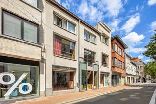 BESCHRIJVINGDit ruim handelspand (ca. 180m²) (multi-functionele invulling) is gelegen in commerciële binnenstad, in zijstraat van Hoogstraat, op...