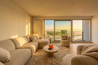 Op een uitzonderlijke toplocatie, op de hoek van de Zeedijk en de jachthaven van Blankenberge, bevindt zich dit stijlvol en tijdloos gerenoveerde appartement op de achtste verdieping van residentie 'Royale Phare'. Dankzij de unieke ligging geniet u van een adembenemend panoramisch uitzicht over de jachthaven, de duinen, de Noordzee én het hinterland. Vanaf het zonnige terras aan de voorzijde beleeft u elke dag opnieuw een schitterend schouwspel, met de late ochtend-, middag- en avondzon als extra troef.<br /><br />Binnen werd het appartement met oog voor detail en duurzame kwaliteitsmaterialen gerenoveerd. De tijdloze afwerking creëert een elegante en warme uitstraling, waardoor u hier jarenlang zorgeloos kunt genieten. De lichtrijke leefruimte sluit naadloos aan op de open, volledig uitgeruste kwaliteitskeuken, die zowel praktisch als stijlvol werd ingericht en over ruime opbergmogelijkheden beschikt.<br /><br />Via de nachthal bereikt u de smaakvol ingerichte badkamer, voorzien van een ruime inloopdouche, een groot badkamermeubel met enkele wastafel en extra wastafel in de hal voor het gastentoilet. De badkamer bevat ook de aansluitingen voor wasmachine en droogkast. Verder beschikt het appartement over twee volwaardige, lichtrijke slaapkamers waarvan één van beide uitgeeft op een tweede terras aan de achterzijde, waar u in alle rust kunt genieten. Een apart gastentoilet vervolledigt het geheel. Verder is er een fietsenberging op kelderniveau en werden de voor- en achtergevel geheel vernieuwd. <br /><br />Ook op technisch vlak scoort deze eigendom uitstekend, met centrale verwarming op aardgas, een conforme elektrische installatie en een gunstig EPC-label. Dankzij de hoogwaardige renovatie, de uitzonderlijke ligging en het fenomenale uitzicht vormt dit appartement de ideale vaste woonplaats, een luxueus tweede verblijf of een zorgeloze investering. Het meubilair kan desgewenst worden overgenomen, waardoor onmiddellijke ingebruikname of verhuur mogelijk is.<br /><br />