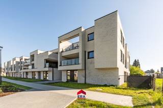Residentie De Admiraliteit: Wonen in midden <strong><em>in het centrum, groen en rustig gelegen</em></strong> in een binnengebied aan een <strong><em>verkeersvrij</em></strong> park.
<p>In het kerngebied van Lommel, tussen de Hees, Hezerpad, Nachtegaalstraat en Vreyshorring realiseert Aristas een prachtig woonproject &amp;quot;Residentie De Admiraliteit&amp;quot;.</p>

<p>Dit eigentijds woningbouwproject bestaat uit <strong><em>24 appartementen</em></strong>, steeds met ruime terrassen of tuinen en voorzien van ondergrondse parkeerplaatsen en bergingen.</p>

<ul><li>Prachtige locatie: rustig, in het groen én in het centrum</li><li>Eigentijdse architectuur</li><li>Zonnepanelen &amp;amp; warmtepomp</li><li>BEN-woningen &amp;amp; appartementen</li><li>E-peil kleiner of gelijk aan 30</li></ul>

<p>De residentie is voorzien van:</p>

<p>·       Gemeenschappelijke ontspanningsruimte van 60m²</p>

<p>·       Ondergrondse parkings</p>

<p>·       Ondergrondse fietsenstalling</p>

<p>Aankoop onder BTW-stelsel &amp;amp; Wet Breyne: 12% op de grondwaarde &amp;amp; 21% op het constructie-aandeel.</p>

<ul><li>3 slaapkamer appartement vanaf €348.000,-</li><li>4 slaapkamer appartement vanaf €444.000,-</li></ul>

<p>Graag meer informatie over dit prachtig project?</p>

<p>Maak een afspraak via 011 550 440 of info@eratournier.be</p>