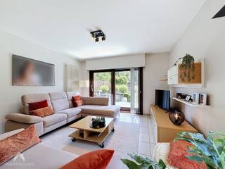 <p>Stijlvolle afgewerkte halfopen gezinswoning op een toplocatie in Nevele, rustig en residentieel gelegen op een perceel van 554m² met een bewoonbare oppervlakte van 205m². De woning bevindt zich op wandelafstand van winkels, scholen en openbaar vervoer en geniet van een vlotte verbinding naar de autosnelweg. <br />De indeling omvat een inkomhal met gastentoilet, een lichtrijke leef- en eetruimte, een apart bureel, een volledig geïnstalleerde leefkeuken met aansluitende berging, aparte wasruimte en 2<sup>e</sup> toilet gelijkvloers, inpandige garage en een prachtig aangelegde tuin zonder inkijk. Op de verdieping bevinden zich vier volwaardige slaapkamers en een ruime badkamer met ligbad, douche, dubbele lavabo en toilet en een praktische zolder nu gebruikt als berging.<br /><br />Bekijk hier de video.</p>
Extra troeven:<br />
<ul>
<li>Energiezuinig EPC B met 136 kwh/m2 jaar</li>
<li>30 zonnepanelen (groene stroomcertificaten tot 2031 (ca. 5 certificaten per jaar 330 €/stuk)</li>
<li>Airco's</li>
<li>Waterverzachter</li>
<li>Perceel: 554m²</li>
<li>Bew. oppervlakte: 205m²</li>
<li>Prachtig aangelegde tuin zonder inkijk</li>
<li>Tuinberging</li>
<li>Ingemaakte kasten (slaapkamers, garage, wasruimte)</li>
<li>Carport (2021)</li>
<li>Bovenverdieping : vernieuwde vloeren, binnendeuren en V-luxramen <strong> </strong>2021</li>
<li>Inpandige garage</li>
<li>Alu sectionale poort en alu voordeur 2023</li>
<li>4 volwaardige slaapkamers</li>
<li>Op wandelafstand van alle voorzieningen</li>
<li>Vlotte verbinding naar de autosnelweg</li>
</ul>
Beschikbaar: september 2027 in overleg<br /><br />Bekijk hier de virtuele tour: https://vt.plushglobalmedia.com/tour/TT1AEDIVXS<br />
<p>Te koop zonder makelaar via Smart Houses. Wenst u meer informatie of een bezoek? Contacteer rechtstreeks de eigenaar +32473423144</p>