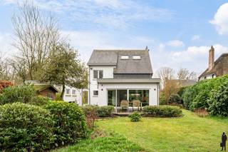 Instapklare vrijstaande woning (op ca. 865m² grond) op residentiële groene locatie doch zéér centraal nabij winkels, het centrum, invalswegen...