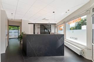 Op een uiterst zichtbare locatie in Wommelgem, op de hoek van de Welkomstraat, vindt u dit instapklare kantoorgebouw met tuin, terras en kelder...