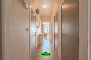 Dit gelijkvloers appartement is gelegen in de Herfstlaan 2 in Westende Bad, op een uitstekende locatie dicht bij het centrum en op korte afstand van winkels, horeca en de zee. Dankzij de praktische ligging geniet u hier van alle voordelen van het kustleven binnen handbereik.<br /><br />Het appartement beschikt over een aangename leefruimte, een functionele keuken en één volwaardige slaapkamer. De vernieuwde badkamer zorgt voor extra comfort en maakt het geheel meteen gebruiksklaar.<br /><br />Met een gunstig EPC zonder renovatieverplichting en een conforme elektrische keuring biedt deze eigendom een zorgeloze aankoop voor zowel eigen gebruik als investering.<br /><br />Een bijkomende troef is de mogelijkheid tot aankoop van een garage aan het gebouw voor €60.000. Bij deze garage hoort bovendien het genot van een gemeenschappelijke staanplaats, wat een bijzonder waardevolle meerwaarde is in Westende Bad.<br /><br />Dit appartement is ideaal als vaste woonplaats, tweede verblijf of investering aan de kust.<br /><br />Voor meer informatie of een bezoek kunt u contact opnemen met Inti op inti@immofrancois.be of 0499 74 89 74.<br /><br />