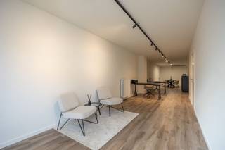 <h3><span>Commerciële ruimte op toplocatie op t Eilandje ideaal voor kantoor, vrije beroepen of dienstverlening</span></h3><p><span>Altijd al gedroomd van een eigen zaak op een bruisende locatie? Dan is dit misschien wel jouw kans!</span></p><p><span>Deze instapklare handelsruimte ligt pal in het hart van t Eilandje een levendige buurt vol passage en charme. De ruimte beschikt over een mooie vitrine met maximale zichtbaarheid, ideaal om jouw zaak in de kijker te zetten.</span></p><p><span>Wat mag je verwachten?</span></p><ul><li><span>Een commercieel gedeelte met tijdloze parkettegels</span></li><li><span>Ingebouwde kasten achteraan, handig voor opslag</span></li><li><span>Een aparte kitchenette en een afzonderlijk toilet</span></li><li><span>Topligging: makkelijk bereikbaar met openbaar vervoer én vlak bij belangrijke invalswegen</span></li><li><span>Gelegen op wandelafstand van o.a. het ZAS, het MAS en het Red Star Line Museum dus constante passage verzekerd!</span></li></ul><p><span>Perfect voor wie wil starten, uitbreiden of zich op een strategische plek wil vestigen.</span></p><p><span>Interesse? Bel ons snel op </span><span>03/633.12.29</span><span> of mail naar </span><span>info@immogreenstar.be</span><span>.<br /></span><span>Immo Green Star helpt je graag verder!</span></p><p><span> </span></p><p><span>Bestuursmaatregelen in het maatregelenregister: nee</span></p>