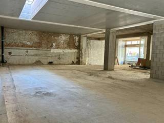 Op zoek naar een winkelpand of kantoorruimte op een toplocatie in Antwerpen? Ontdek de polyvalente commerciële ruimte die deel uitmaakt van het stijlvolle en trendy woonproject De Wastuin. <br /><br />Dit project omvat 97 appartementen en woningen, een grote binnentuin, een co-housingproject en één commerciële ruimte die zich flexibel laat inrichten.<br /><br />Te koop: multifunctionele commerciële ruimte <br />- oppervlakte: ca 267 m²<br />- gelijkvloers, met inkomdeur aan straatkant<br />- casco opgeleverd, dus in te richten naar eigen believen<br />geschikt voor kantoor, winkel, praktijk of zelfstandige activiteit<br />- onderdeel van het renovatiegedeelte van woonproject De Wastuin<br />- op A-locatie in de trendy buurt van Oud-Berchem (Eikelstraat), vlak bij ’t Groen kwartier.