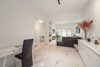 Woning, gerenoveerd met kleine tuin/terras.<br /><br /><strong>Indeling:</strong>
<ul>
	<li>GLV: inkomhal, woonkamer met salon en kantoorhoek, moderne keuken met ruime eethoek, gastentoilet en washoek.</li>
	<li>V1: 2 slaapkamers, badkamer.</li>
	<li>V2: grote 3e slaapkamer.</li>
</ul>
<br /><strong>Bijzonderheden:</strong>

<ul>
	<li>Verharde tuin, kelders </li>
	<li>Hoge plafonds, moderne vloeren en afwerking, Vernieuwde ramen, etc.</li>
	<li>Centrale ligging</li>
</ul>