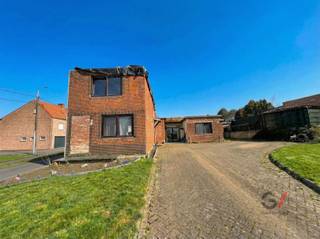 <p>Ruime woning met veel potentieel in Herselt, gelegen in de Gustaaf Vandenheuvelstraat 170. De woning is gedeeltelijk gerenoveerd en biedt de mogelijkheid om verdere afwerkingen volledig naar eigen smaak uit te voeren.</p><p>Binnen zijn er vijf slaapkamers en één badkamer, wat de woning ideaal maakt voor grotere gezinnen of wie extra ruimte nodig heeft voor een bureau, hobbykamer of logeerkamer. De indeling laat verschillende mogelijkheden toe om de ruimtes verder te optimaliseren.</p><p>Een van de grootste troeven is de ruime tuin, perfect om te genieten van het buitenleven. Er is voldoende plaats voor een terras, speelzone voor kinderen of een groene tuin, waardoor het een ideale plek is voor ontspanning en recreatie.</p><p>De woning ligt in een rustige straat in Herselt, een groene gemeente in de Kempen. In de buurt zijn winkels, scholen, horeca en recreatiemogelijkheden aanwezig. Bovendien zijn omliggende gemeenten en steden vlot bereikbaar, zodat u zowel van rust als van praktische bereikbaarheid kan genieten.</p><p>Kortom, een ruime woning met vijf slaapkamers, grote tuin en veel potentieel, ideaal voor wie een woning naar eigen wens wil afwerken. Interesse? Contacteer Lauren van Gilles Vastgoed via 0468/ 367 951 of e-mail haar via lauren@gillesvastgoed.be</p>