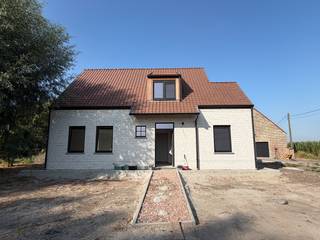 In alle rust en volledige privacy, vlak bij diverse wandel- en fietsroutes, bieden wij deze prachtige nieuwbouwwoning te huur aan. Het centrum van Sleidinge, scholen en winkels zijn vlot bereikbaar met de fiets of de auto. Momenteel wordt de woning met veel zorg en oog voor kwaliteit afgewerkt en is ze beschikbaar vanaf 1 oktober.<br /><br />Via de ruime inkomhal komt u terecht in de lichtrijke leefruimte met open keuken. Verder beschikt de woning over een praktische wasplaats en berging. Op het gelijkvloers bevindt zich een ruime slaapkamer met een ensuite badkamer. Op de verdieping zijn nog drie slaapkamers, een tweede badkamer en een extra ruimte die perfect kan dienen als bureau, hobbyruimte of berging. Buiten geniet u van twee zonnige terrassen, die momenteel nog worden aangelegd.<br /><br />Uw wagen parkeert u gemakkelijk in de garage of op de private parkeerplaats. Dankzij de warmtepomp, ventilatiesysteem C en vloerverwarming is de woning bijzonder energiezuinig en beschikt ze over een gunstig EPC-label. De combinatie van de ruime indeling, de kwalitatieve afwerking en de rustige, groene ligging maakt dit een ideale gezinswoning.<br /><br />Nog niet alle foto's zijn beschikbaar, momenteel zijn de verhuurders nog volop bezig aan de woning. Keuken wordt vanaf eind augustus geplaatst. <br /><br />Interesse in een bezoek? Neem gerust contact op via immovercruysse@gmail.com of telefonisch via 0472/98.16.29.