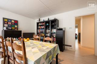 Dit gelijkvloerse appartement met garage, terras, tuin en zolder is gelegen in een rustige straat nabij het centrum van Wondelgem. Dankzij de gunstige ligging bevinden tal van buurtwinkels, supermarkten en andere dagelijkse voorzieningen zich op wandelafstand. Het centrum van Gent bereikt u bovendien in ongeveer 15 minuten met de fiets. Ook de R4 is vlot bereikbaar en in de nabije omgeving is er een ruime keuze aan openbaar vervoer.<br /><br />Het gerenoveerde appartement beschikt over een lichtrijke woonkamer, een keuken,twee slaapkamers en een badkamer. Aansluitend aan de slaapkamer bevindt zich een aangename veranda die toegang biedt tot de buitenruimte. Als extra troef beschikt de woning over een ruime zolderruimte, die extra opbergruimte biedt. <br /><br />Buiten beschikt het appartement over een privatieve tuin en een terras, waar u in alle rust kunt genieten van de buitenlucht. Daarnaast is er een ruime garage aanwezig, wat zorgt voor extra comfort en praktische bergruimte.<br /><br />Troeven:<br /><br />Gelijkvloers appartement<br />Privatieve tuin en terras<br />Nieuwe keuken, badkamer en vloeren<br />Ruime garage<br />Rustige en gunstige ligging<br />Openbaar vervoer op wandelafstand<br />Vlotte verbinding met de R4<br />Centrum van Gent op ca. 15 minuten fietsen<br /><br />Momenteel verhuurd. Het appartement zal vrij zijn vanaf 31/01/2027.<br /><br />Er staat momenteel ook nog een ander pand te koop in hetzelfde gebouw, waardoor dit pand ook interessant kan zijn als kangoeroewoning : https://topvastgoed.be/property/7852886/<br /><br />Geen syndicus en dus geen syndickosten. Elke entiteit beschikt over eigen, aparte tellers.<br /><br />Contacteer Top Vastgoed voor een bezoek: 0475 700 700.