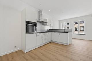 !!! OPENDEURDAG OP WOENSDAG 23/09 VAN 17U TOT 18U30 !!!Dit lichte, gerenoveerde appartement van ±100 m² ligt op een bevoorrechte locatie in het hart van Elsene, direct aan het zeer gewilde Fernand Cocq-plein, op de 2e verdieping van een klein, onlangs opgesplitst familiegebouw.<br />Enkele van de vele troeven: lage lasten (± 40 €/maand), een elektriciteitsinstallatie die aan de voorschriften voldoet en een EPC-klasse D. Direct beschikbaar na ondertekening van de akte.<br />Een comfortabel, licht en instapklaar appartement op een bijzonder gewilde locatie, vlakbij winkels, restaurants, openbaar vervoer en alle voorzieningen van Elsene.<br />Een zeldzaam object op de markt, ideaal zowel voor eigen bewoning als voor een kwaliteitsvolle investering. Ontdek het nu meteen!<br /><br /><span>2e verdieping</span>:<br />
<ul>
<li>Hal met toilet</li>
<li>Ruime woonkamer van ±40 m² met volledig uitgeruste open keuken</li>
<li>Wasruimte en stookruimte</li>
<li>Slaapgedeelte</li>
<li>Slaapkamer 1 van ±15 m²</li>
<li>Slaapkamer 2 van ±10 m²</li>
<li>Badkamer</li>
</ul>
