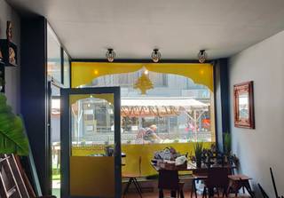 À vendre : commerce de 55 m² avec 55 m² de surface de stockage en sous-sol, situé Rue Blaes 61, au cœur d’un quartier dynamique de...