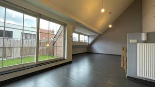 <p>Energiezuinig duplex appartement met autostaanplaats en kelderberging.</p>
<p>Kijkdag: Zaterdag 27 juni van 14u. tot 16u. vrij te bezoeken.<br /><br />Ontdek dit prachtige duplex appartement op de eerste verdieping van een modern gebouw met lift, op wandelafstand van het centrum van Scherpenheuvel.<br /><br />Indeling: inkomhal, gastentoilet, badkamer met inloopdouche, 2 slaapkamers en berging/wasplaats. <br />Op de bovenverdieping bevindt zich de lichtrijke woonkamer met loftgevoel, aansluitend een volledig ingerichte keuken, extra berging en een aangenaam terras.<br /><br />Verder beschikt het appartement over een kelderberging en een ondergrondse autostaanplaats, beide inbegrepen in de prijs.<br /><br />Dit appartement is volledig instapklaar, energiezuinig en bevindt zich op een rustige maar centrale ligging, vlak bij alle winkels zoals Aldi, Lidl, Delhaize, en op wandelafstand van het postkantoor, bakker en superette. Bovendien is de autosnelweg richting Leuven/Brussel en Hasselt vlot bereikbaar.<br /><br />Bouwjaar: 2014<br />Ideaal voor starters of als opbrengsteigendom – perfect verhuurbaar!<br /><br />Interesse?<br />Maak vandaag nog een afspraak om dit prachtige appartement te bezoeken.<br /><br />EPC: 86 kWh/m² - UC: 20251104-0003726486-RES-1<br />(Woongebied-Vergunning-Geen verkavelingsvergunning-Geen voorkooprechten-Geen rechterlijke herstelmaatregel of bestuurlijke maatregel opgelegd)<br />Bestuursmaatregelen in het maatregelenregister: nee</p>